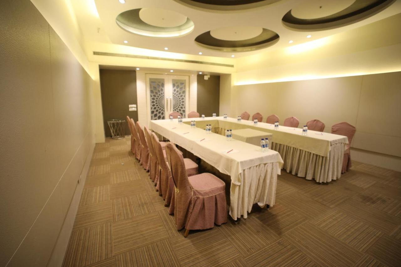 The Byke Suraj Plaza Pure Veg, Thane Exterior foto